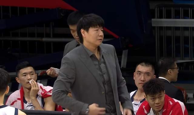 开云体育官网视频直播-疯狂打铁+情绪失控！山东男篮客场85-93不敌广州，这球输得真闹心