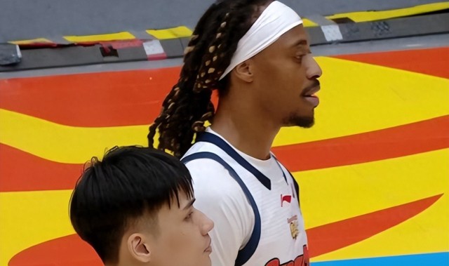 开云体育官网在线入口-广东男篮掉出前四，粤媒称赞徐杰胡明轩引争议，球迷：睁眼说瞎话